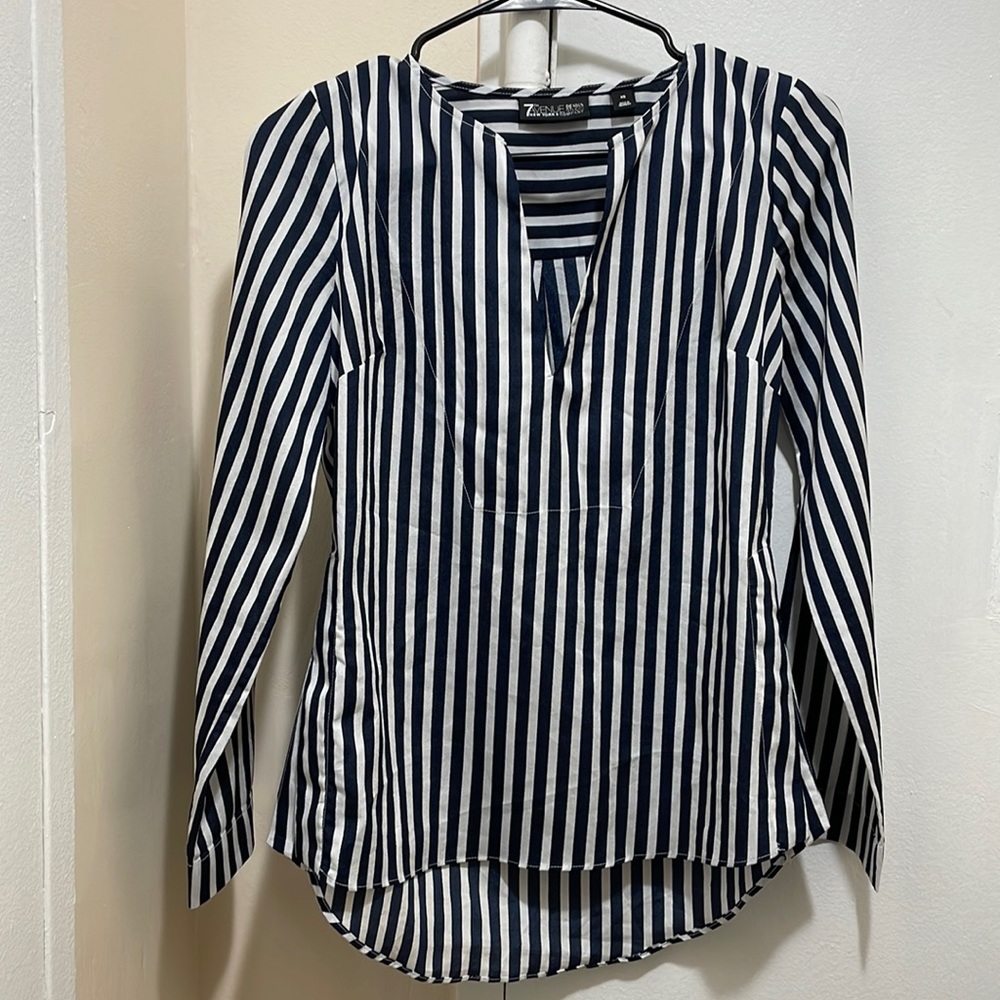Light silver and navy blue blouse. New York & Company. Size XS.